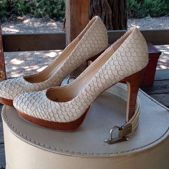 Calvin Klein. - Picture 2 of 4